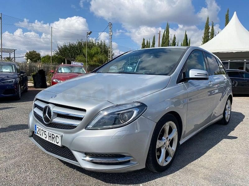 Usado Mercedes B180 109 CV (80 kW) 2013 Gris / plata Monovolumen