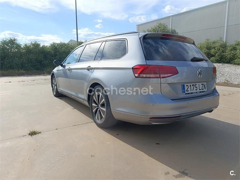 Usado VW Passat 120 CV (88 kW) 2018 Gris / plata Familiar