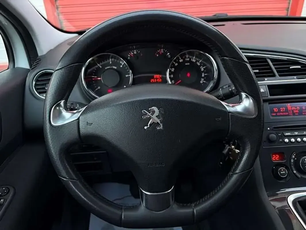 Usado Peugeot 5008 Style 120 CV (88 kW) 2014 Blanco Monovolumen