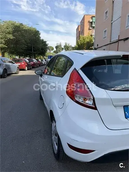 Usado Ford Fiesta Trend 75 CV (55 kW) 2015 Blanco Utilitario