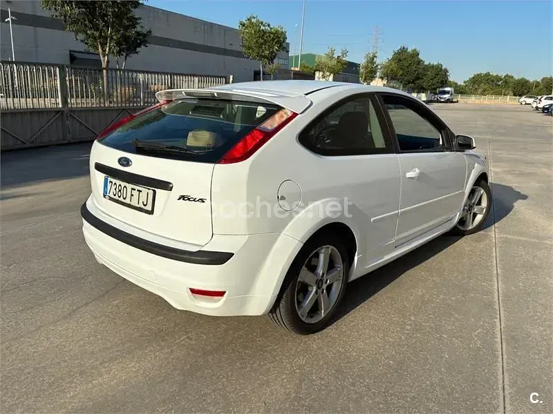Usado Ford Focus Trend 115 CV (84 kW) 2007 Blanco Berlina
