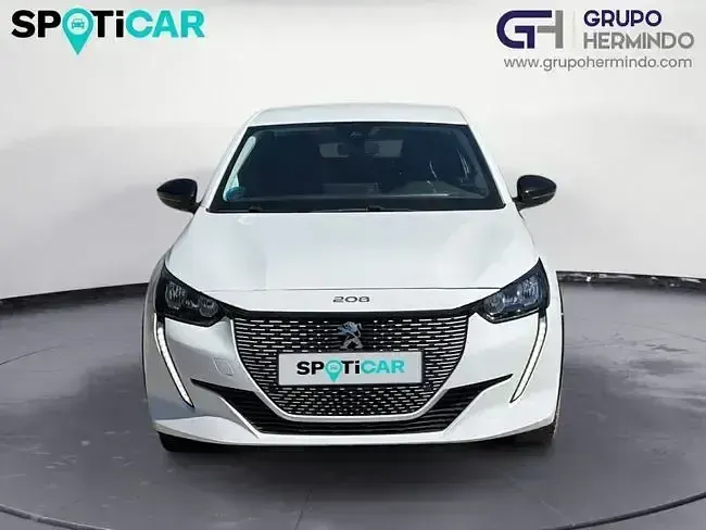 Usado Peugeot e-208 Active 100 kW (136 CV) 2023 Blanco Utilitario