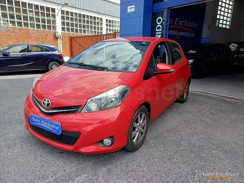 Usado Toyota Yaris Active 90 CV (66 kW) 2013 Rojo Utilitario