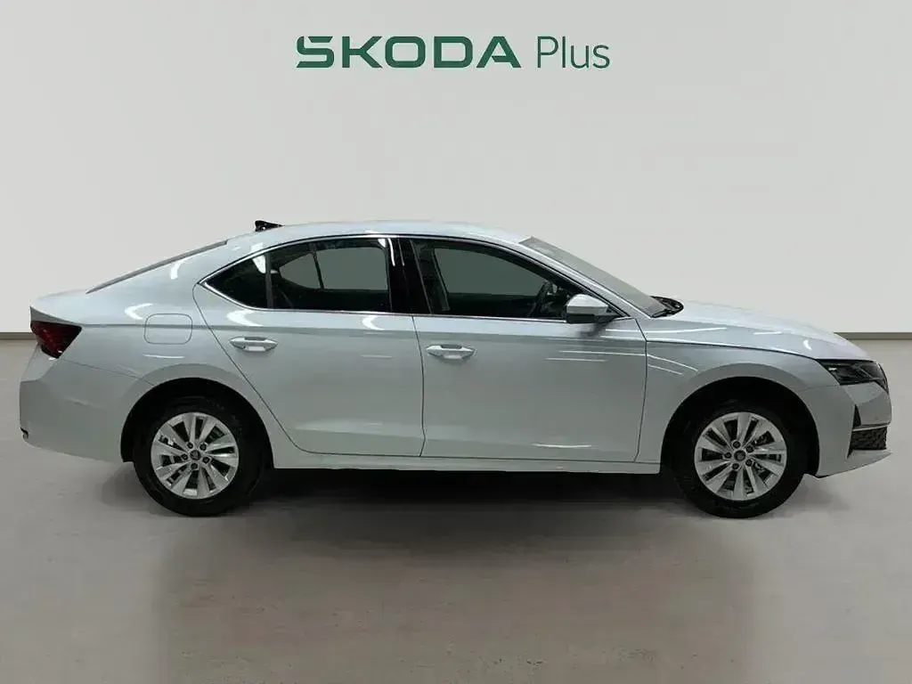 Usado Skoda Octavia Selection 116 CV (85 kW) 2025 Blanco Berlina