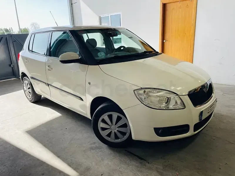 Usado Skoda Fabia 60 CV (44 kW) 2010 Blanco Berlina
