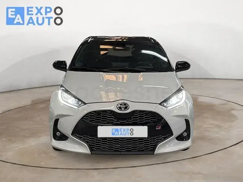 Käytetty Toyota Yaris Hybrid Sport 116 HP (85 kW) 2023 Valkoinen Sedan