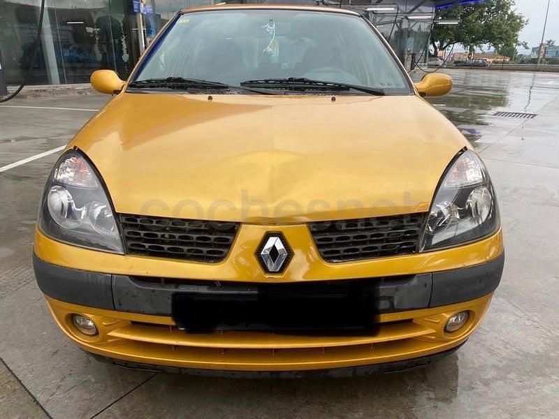 Usado Renault Clio II Dynamique 65 CV (47 kW) 2002 Naranja Berlina