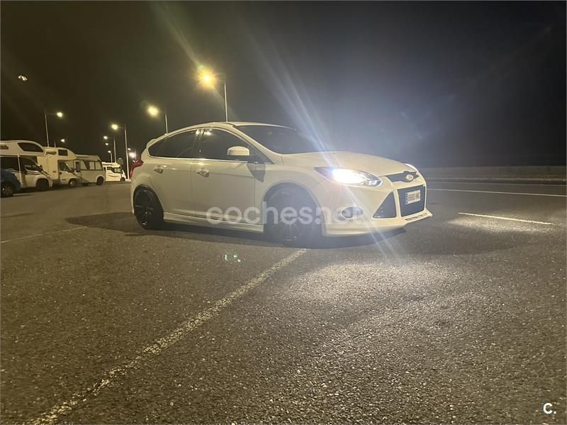 Usado Ford Focus Trend 125 CV (91 kW) 2013 Blanco Berlina