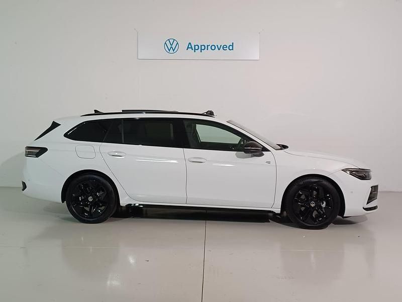 Usado VW Passat R-line 150 CV (110 kW) 2024 Blanco Familiar