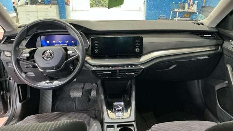 Usado Skoda Octavia Ambition 131 CV (96 kW) 2022 Gris Utilitario