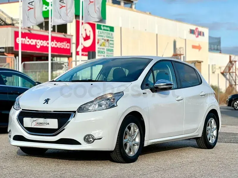 Usado Peugeot 208 Access 82 CV (60 kW) 2015 Blanco Utilitario