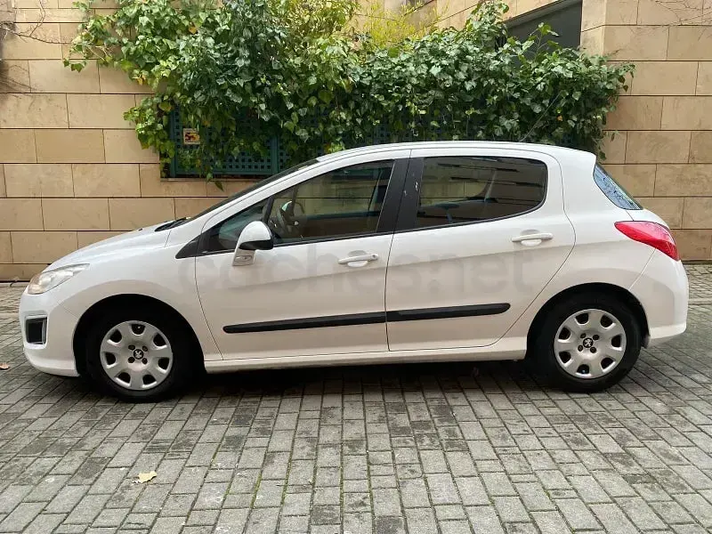Usado Peugeot 308 Active 92 CV (67 kW) 2011 Blanco Berlina