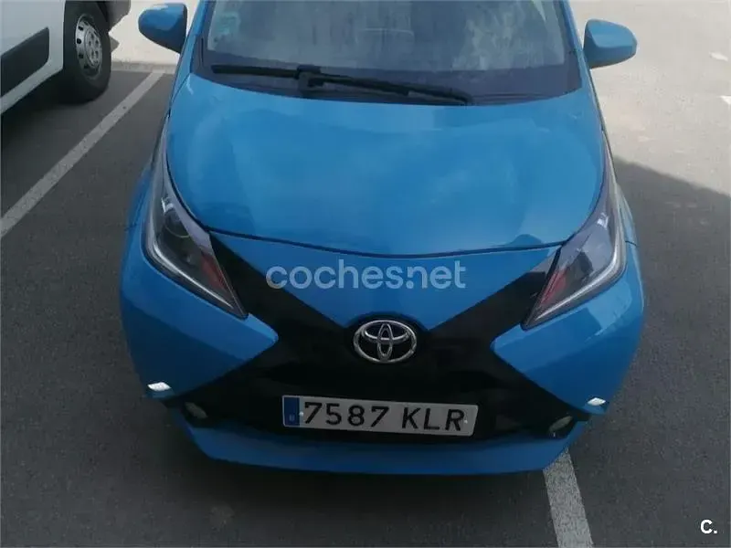 Usado Toyota Aygo X-play 69 CV (50 kW) 2018 Azul Utilitario