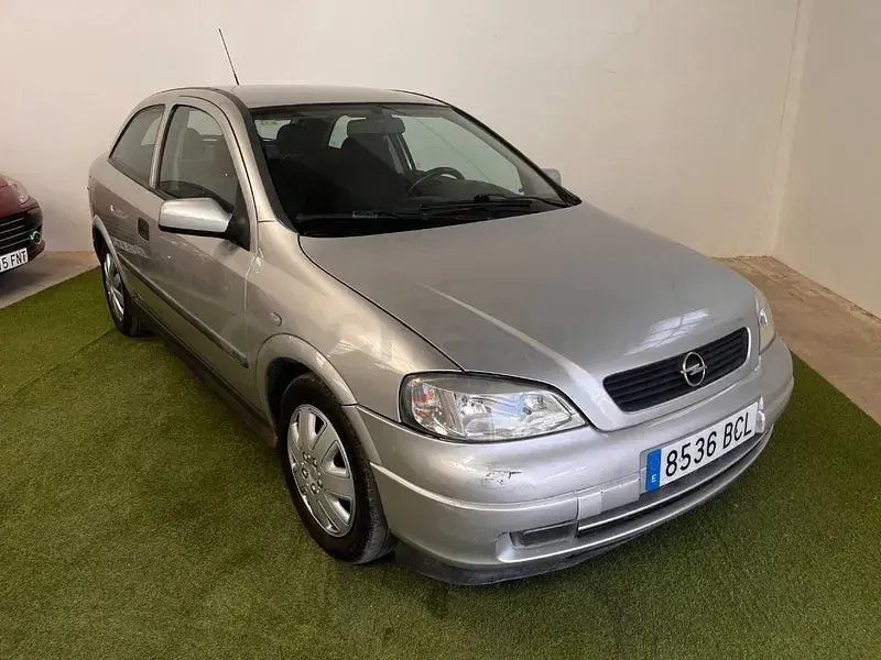 Usado Opel Astra Sport 100 CV (73 kW) 2001 Gris / plata Berlina