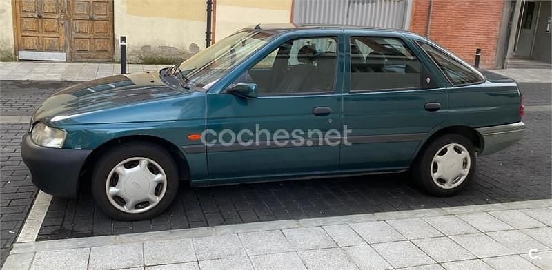 Usado Ford Escort 90 CV (66 kW) 1998 Verde Berlina