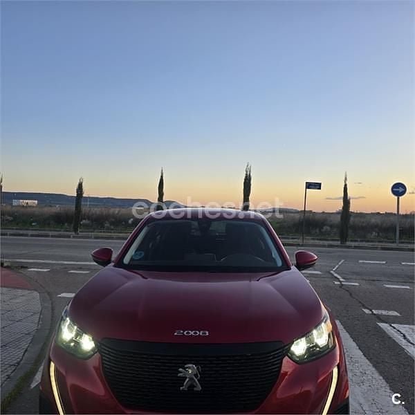 Usado Peugeot 2008 Active 100 CV (73 kW) 2021 Granate SUV