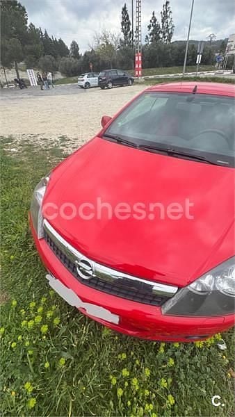 Usado Opel Astra Cabriolet Enjoy 105 CV (77 kW) 2007 Rojo Descapotable
