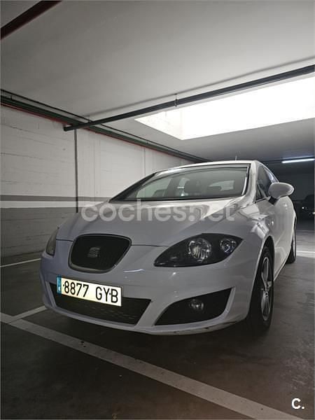 Używany Seat Leon Reference 105 KM (77 kW) 2010 Biały Hatchback