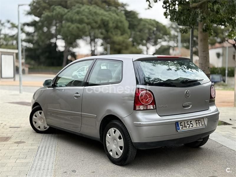 Usado VW Polo Match 70 CV (51 kW) 2006 Gris / plata Utilitario