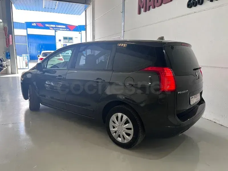 Usado Peugeot 5008 Active 112 CV (82 kW) 2011 Gris / plata Monovolumen