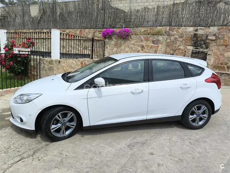Usado Ford Focus 115 CV (84 kW) 2013 Blanco Berlina