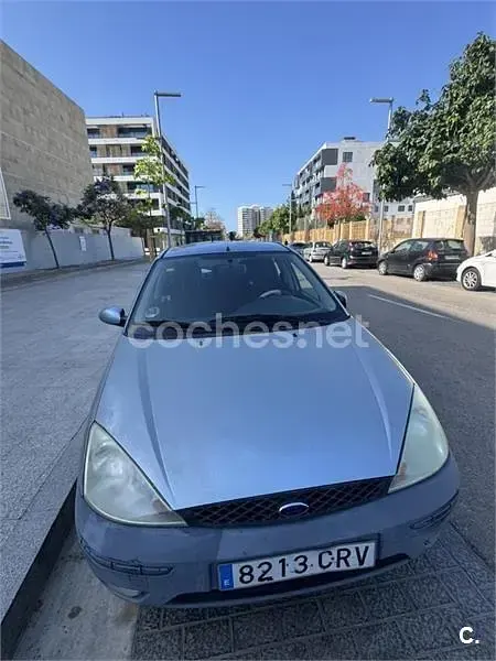 Usado Ford Focus Trend 100 CV (73 kW) 2004 Gris / plata Berlina