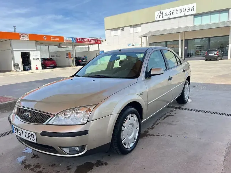 Usado Ford Mondeo Ambiente 115 CV (84 kW) 2004 Beige Berlina