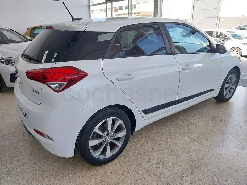 Usado Hyundai i20 84 CV (61 kW) 2018 Blanco Berlina