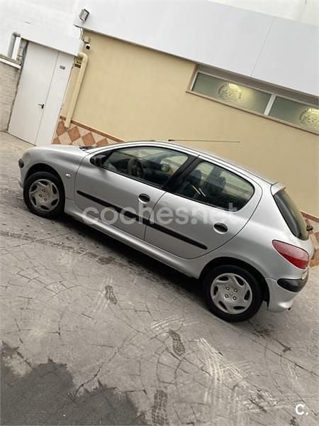 Usado Peugeot 206 60 CV (44 kW) 2002 Gris / plata Berlina