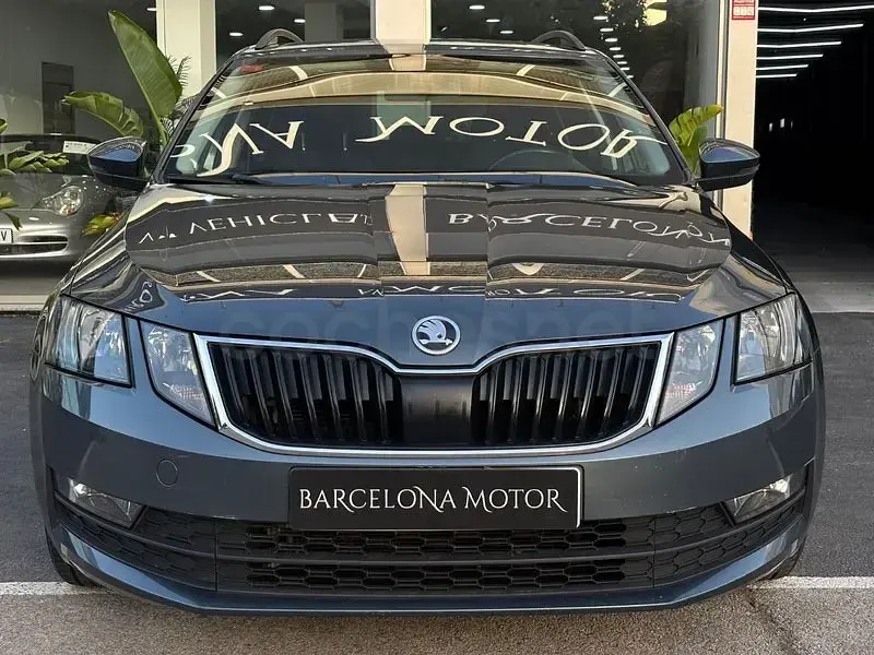 Usado Skoda Octavia Ambition 150 CV (110 kW) 2020 Gris / plata Familiar