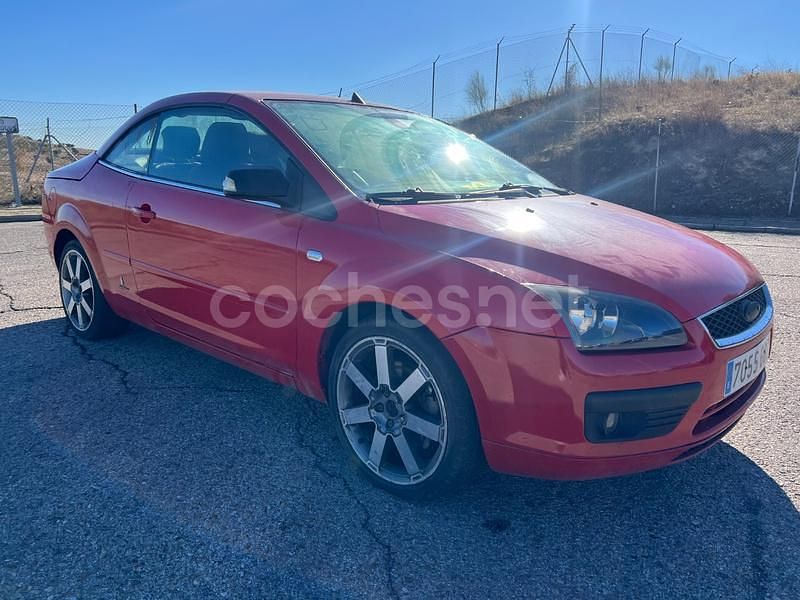 Usado Ford Focus Cabriolet Titanium 136 CV (100 kW) 2008 Rojo Descapotable