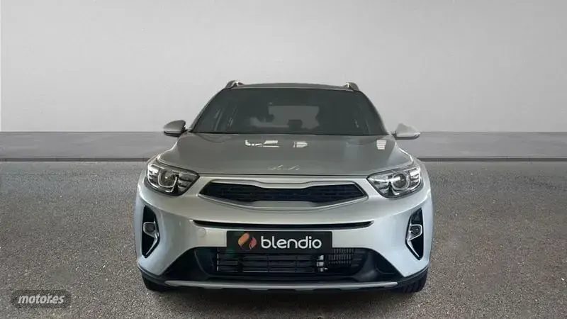 Usado Kia Stonic 100 CV (73 kW) 2025 Plateado SUV