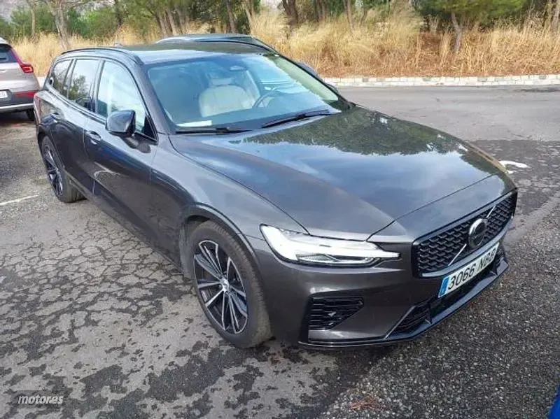 Usado Volvo V60 Plus 2025 Gris Familiar