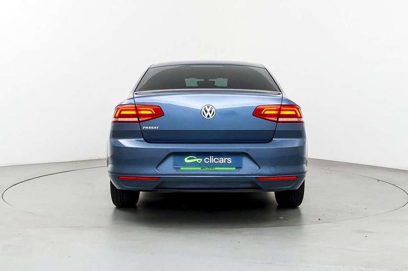 Usado VW Passat Edition 120 CV (88 kW) 2018 Azul Berlina
