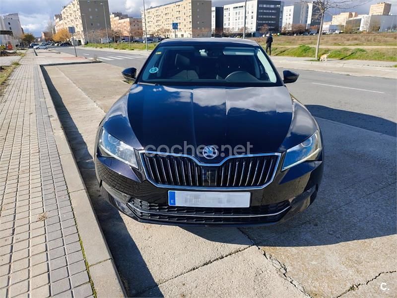 Usado Skoda Superb Ambition 150 CV (110 kW) 2018 Negro Berlina
