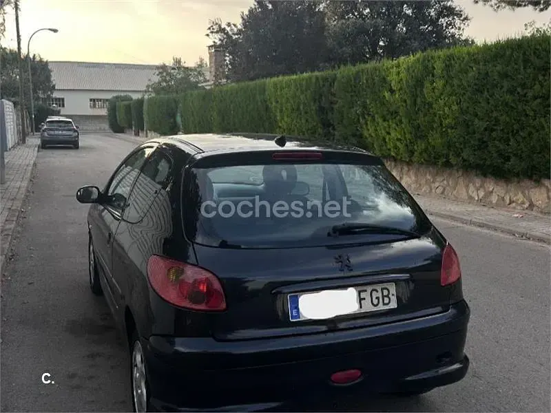 Usado Peugeot 206 70 CV (51 kW) 2006 Negro Berlina