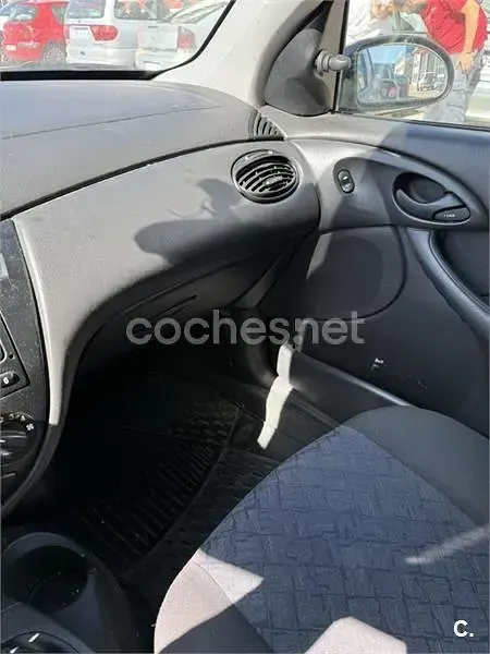Usado Ford Focus Ambiente 100 CV (73 kW) 2002 Granate Familiar