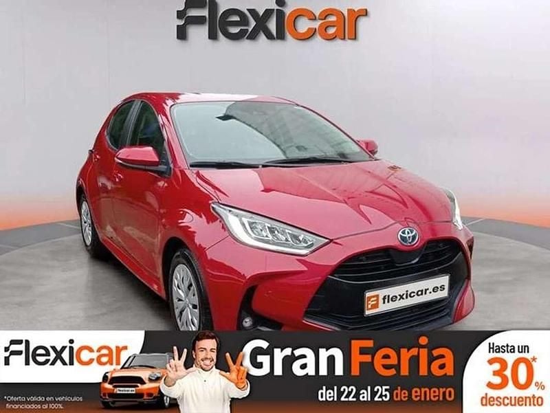 Rojo Usado 2023 Toyota Yaris Hybrid Active Utilitario | 16.790 € (Buen precio) - Imagen 1/4