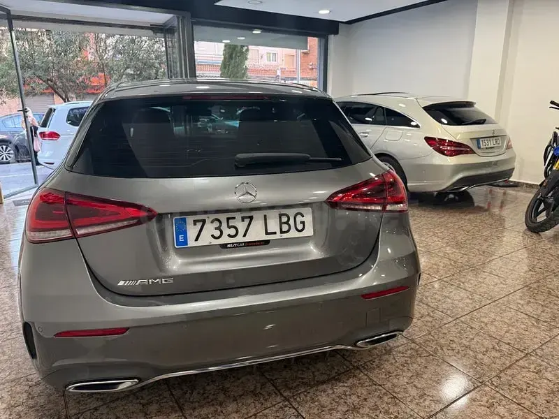 Usado Mercedes A180 136 CV (100 kW) 2019 Gris / plata Berlina