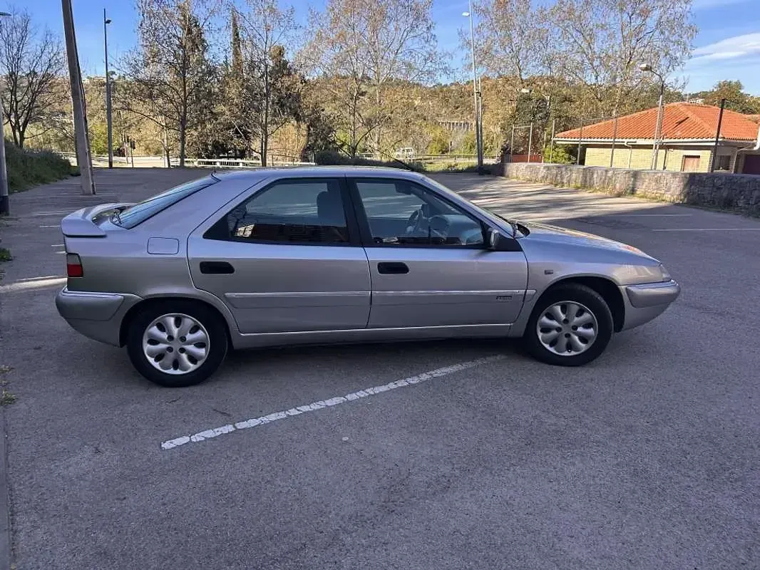 Usado Citroën Xantia Attraction 90 CV (66 kW) 1999 Plateado Berlina