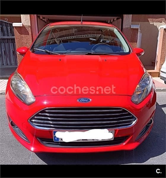 Usado Ford Fiesta Trend 100 CV (73 kW) 2013 Rojo Utilitario