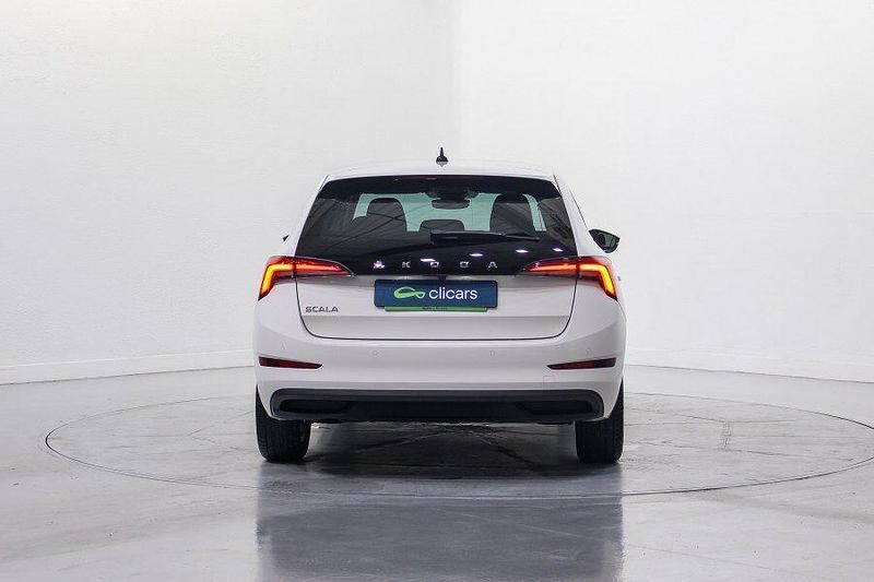 Usado Skoda Scala Selection 116 CV (85 kW) 2023 Blanco Utilitario