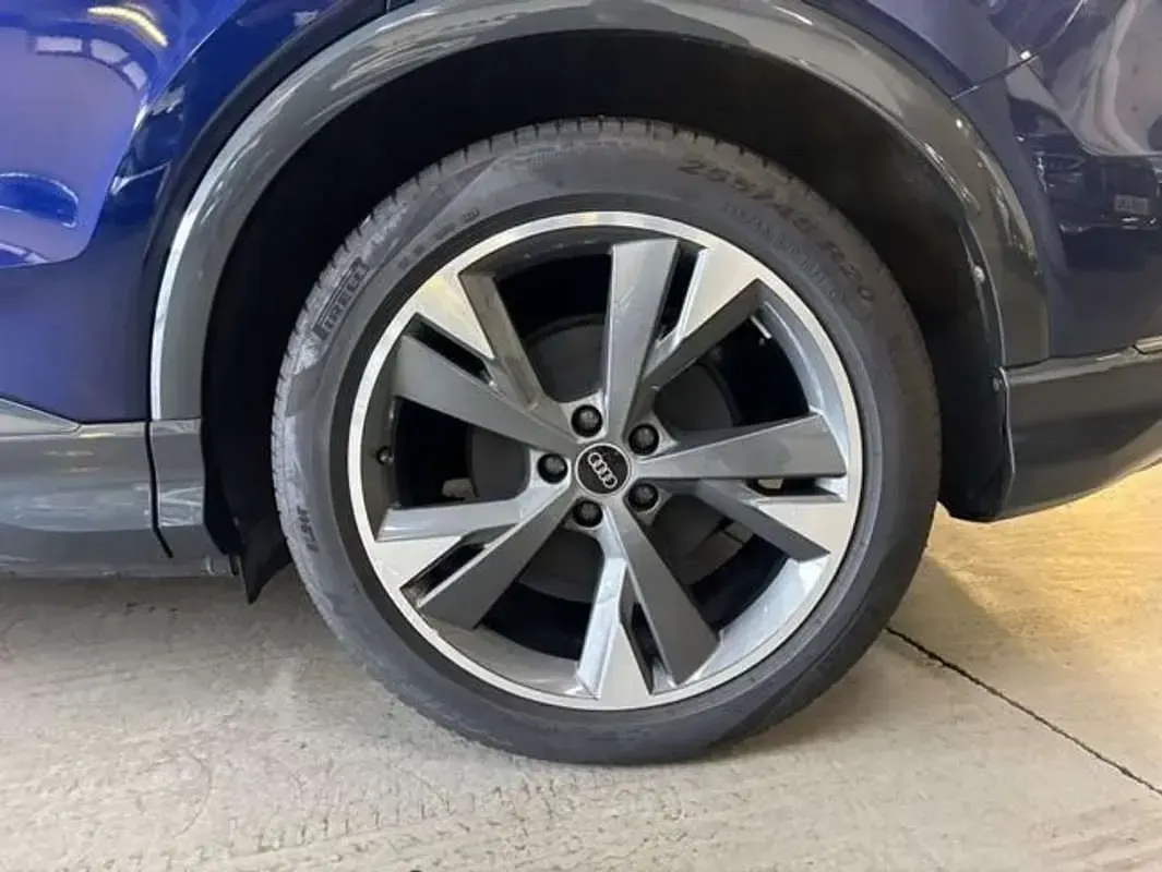 Usado Audi Q4 e-tron Sport 150 kW (204 HP) 2021 Azul SUV