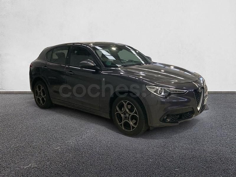 Usado Alfa Romeo Stelvio Ti 210 CV (154 kW) 2022 Gris / plata SUV