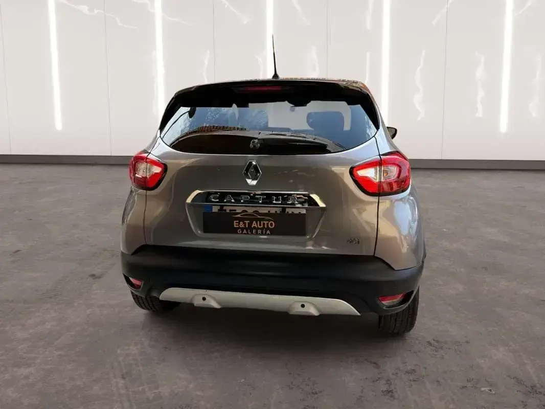 Usado Renault Captur Intens 90 CV (66 kW) 2014 Gris SUV