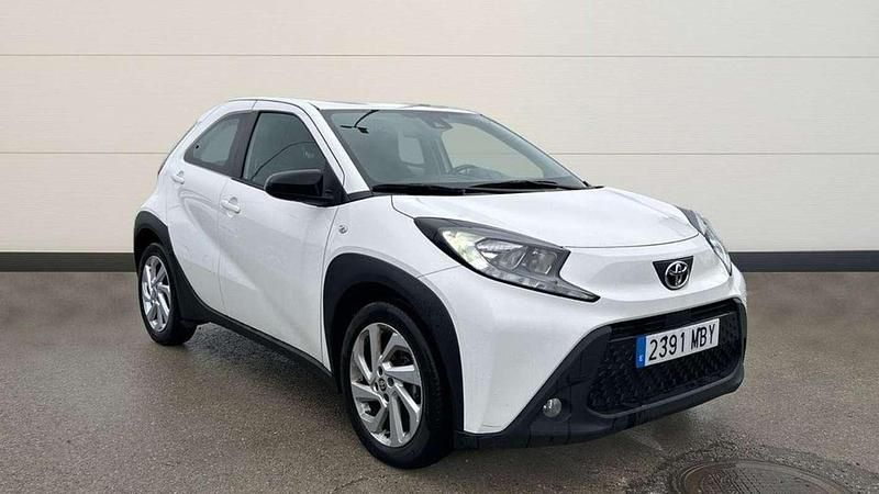Usado Toyota Aygo Play 72 CV (52 kW) 2022 Blanco Utilitario