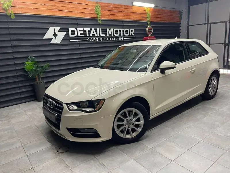 Usado Audi A3 Attraction 105 CV (77 kW) 2013 Blanco Berlina