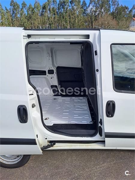 Usado Fiat Doblò 90 CV (66 kW) 2012 Blanco Monovolumen