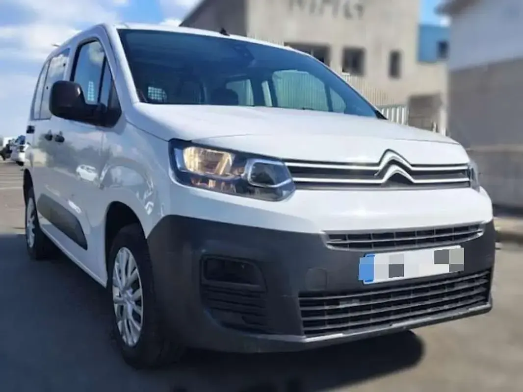 Usado Citroën Berlingo Live 102 CV (75 kW) 2023 Blanco Monovolumen