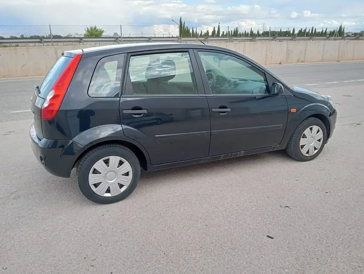 Usado Ford Fiesta Ambiente 70 CV (51 kW) 2007 Negro Utilitario